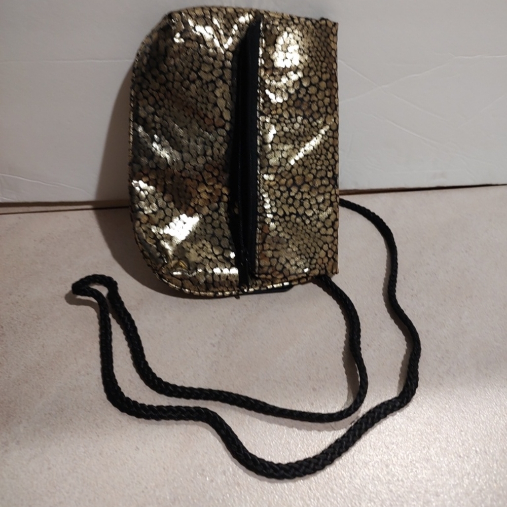Pacific Express Taiwan bag is a must-have for any fashion-forward traveler.